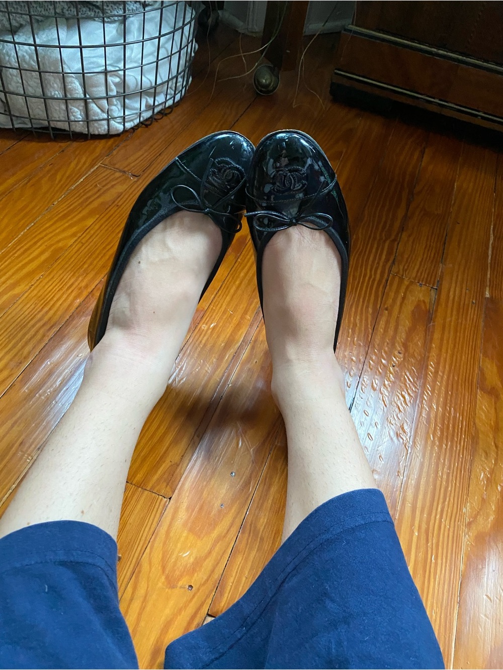 CHANEL Black Patent Leather Ballet Flats with Bow and CC Emblem